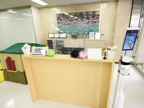 ご来店の際、自動検温器を設置しておりますので、検温のご協力をお願いします。