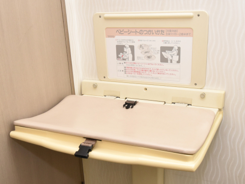 ベビーシートをご用意しております。オムツ替えなどでご自由にご利用くださいませ！