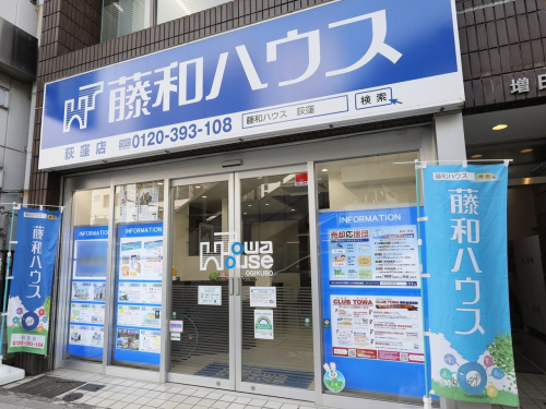 自動ドアを開けると、受付がございますので、お気軽にお声がけください！