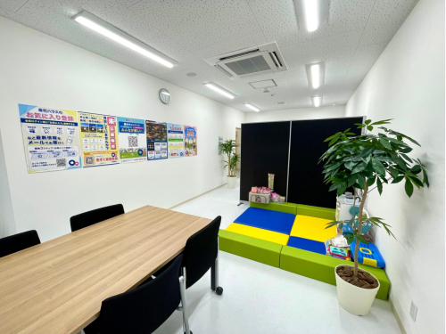 手前のお打ち合わせスペース横にはキッズスペースを設置。お子さまを近くで遊ばせておけるので安心です。