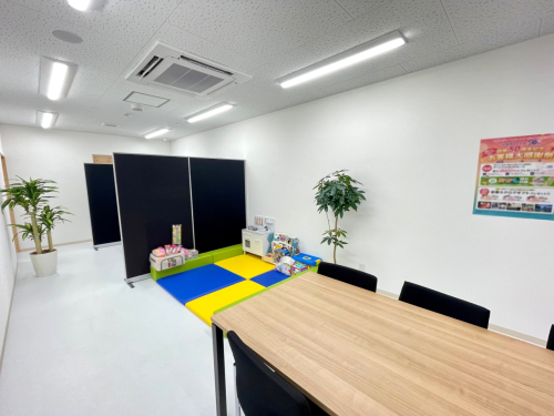 複数あるお打ち合わせスペースはそれぞれ間隔を設けており、ゆっくりご商談ができます。