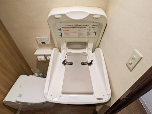 女性用トイレにはおむつ交換台がございますので、赤ちゃんがいる方もご安心してご来店いただけます。