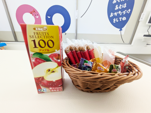 お菓子はいかがですか？お子様用のドリンクも別途ご用意させていただいております。