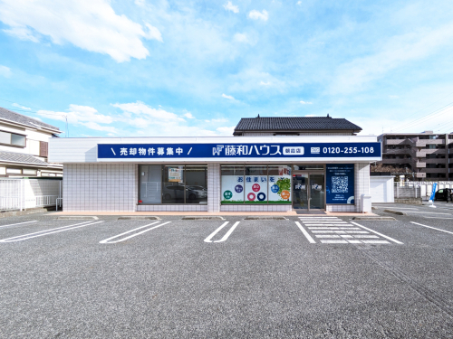 ブルーの看板が目を引く外観！
駐車場がお店の前にございます。
