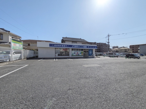 広々敷地！駐車場のスペースがたっぷりございます。