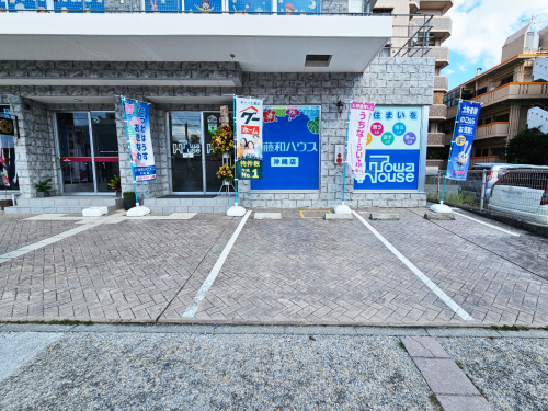 駐車場から車を降りて頂くと、すぐ入口がございます！