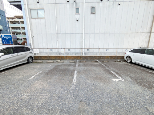 店舗から徒歩約3分の場所に提携駐車場もご用意！写真の26・27・28・29の4か所をご利用頂けます。