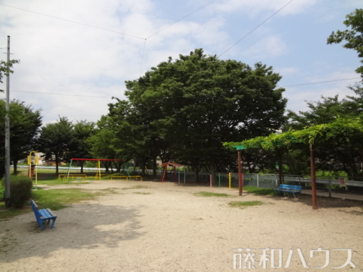 新繁田チビッコ広場（三角公園）