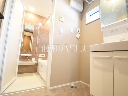 B号棟　浴室は換気・乾燥・暖房機付きで、入浴前も入浴後も快適です。　　【狛江市元和泉２丁目】
