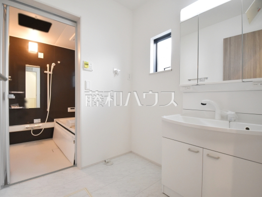 1号棟　洗面室　【国立市東３丁目】
洗面室・浴室・キッチンがコンパクトにまとまっているので、効率よく家事ができます。　