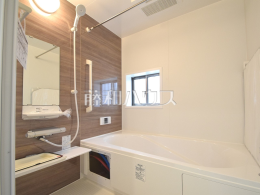 A号棟　浴室　【新座市栄２丁目】落ち着いた色合いで疲れたからだを癒す、贅沢なくつろぎ空間です。浴室は湿気がたまりやすいですが、窓があるだけで換気もできてカビ対策にもなるので嬉しいですね。