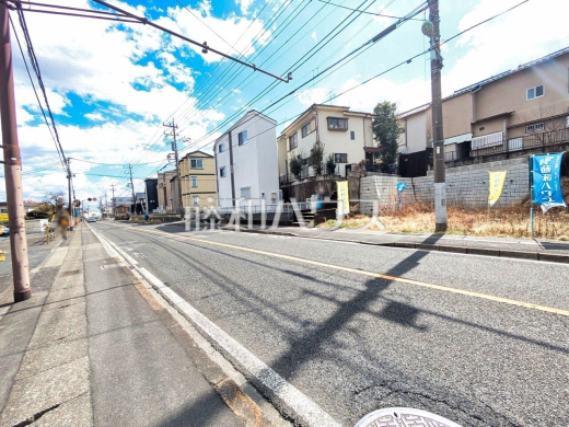 接道状況および現場風景　【日野市三沢３丁目】前面道路は約18mと広いですが、しっかりと歩道がありますので歩行者も安心して通れます
