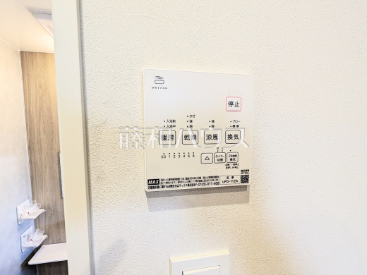 B号棟　浴室換気乾燥機スイッチ　【武蔵野市吉祥寺東町3丁目】　浴室は換気・乾燥・暖房機付きで、入浴前も入浴後も快適です