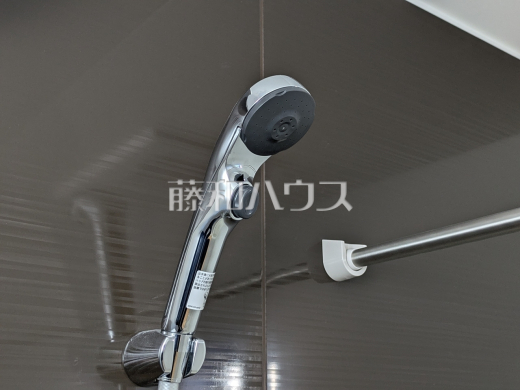 スイッチ付シャワーヘッド　【立川市幸町６丁目】　浴室のシャワーは手元で止水ができるスイッチ付シャワーヘッドにより、さらに節水効果がアップします。