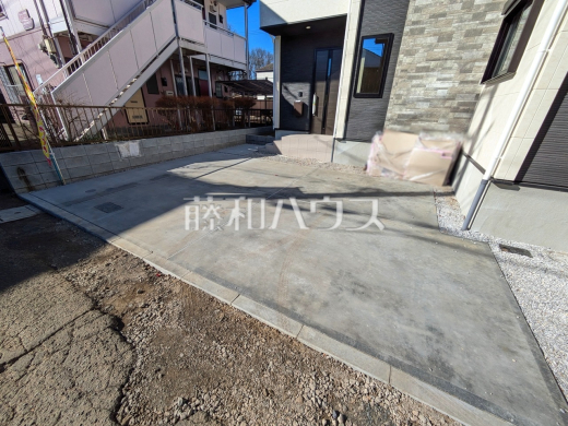 カースペース　【立川市幸町６丁目】間口も十分な幅があり、大きめの車（車種による）でもラクラク駐車していただけます。