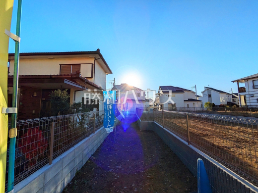 2号地　現地写真(路地状部分)　【日野市西平山５丁目】整形地に比べ、購入価格が抑えられる敷地延長の土地。コストを抑えて住宅を建築したい方はぜひご検討下さい。