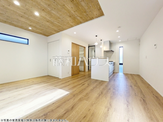 リビング　【東村山市廻田町３丁目】
大きなソファーを置いても圧迫感がない約18.5帖の広々LDK。窓からは陽光をたっぷり採り込み、明るく快適な団らん空間となっております。 