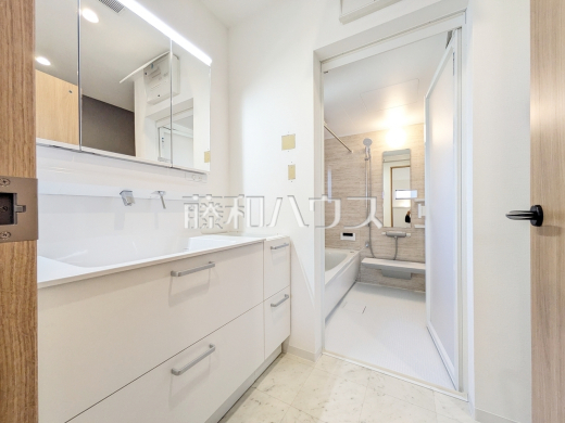 洗面室　【東村山市廻田町３丁目】
三面鏡付きの洗面台。鏡の裏にも収納があり、歯ブラシや化粧品等もすっきり収納できます。
