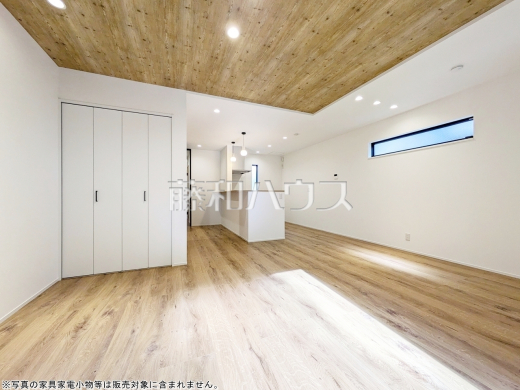 リビング　【東村山市廻田町３丁目】
リビングに併設された収納スペースには、お子様の本やおもちゃ、掃除機やちょっとした小物などがスッキリ収納できます。あったら便利なうれしい収納ですね！