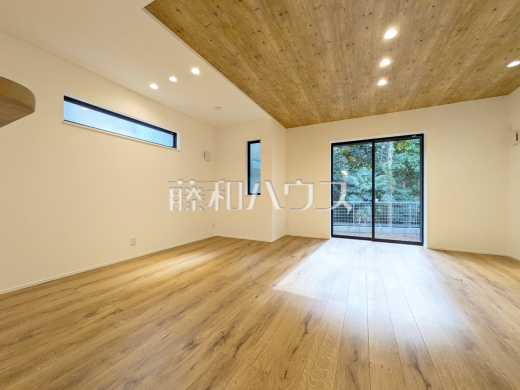 リビング　【東村山市廻田町３丁目】