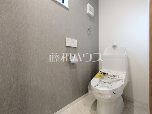 トイレ　【東村山市廻田町３丁目】
温水洗浄機能付きトイレで清潔にご使用いただけます。