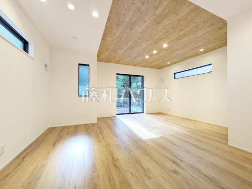 リビング　【東村山市廻田町３丁目】　 採光溢れるリビングで、家族団らんのひと時をお過ごし下さい。