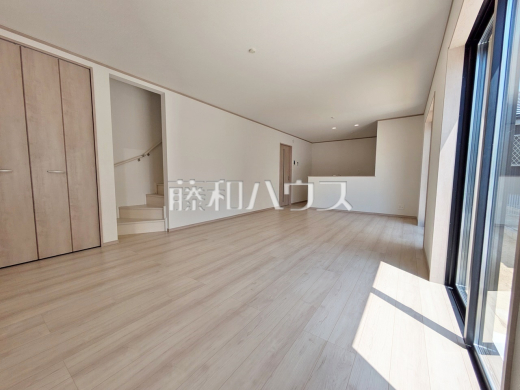 C号棟　リビング　【春日井市味美白山町１丁目】