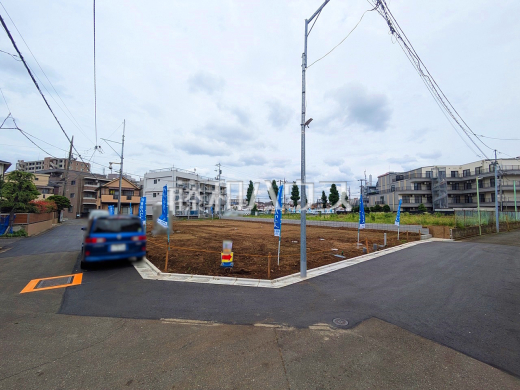 接道状況および現場風景　ご家族ぞれぞれの思い出と、どこまでも広がる空を独り占め！暖かな光に包まれ四季折々の風を感じる、幸せの空間がここに。【練馬区土支田１丁目】