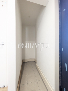土間収納　【東村山市青葉町２丁目】
玄関は土間収納付きなので、ペット用品やスポーツ用品・ベビーカーなど、外で使用し汚れているものをお家に上げることなく保管することができます。