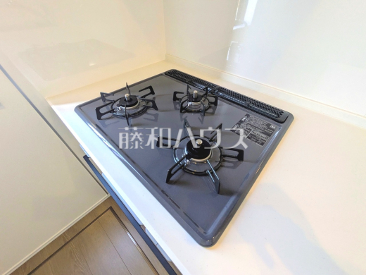 モデルハウス　3口ガラストップコンロ　【武蔵村山市大南１丁目】　フラットな表面で汚れも拭きとりやすく、お掃除が簡単な3口ガラストップコンロ