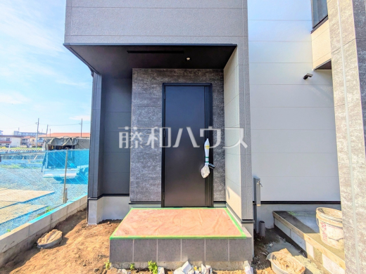 モデルハウス　断熱玄関ドア　【武蔵村山市大南１丁目】　住まいの顔を演出する玄関ドア。使いやすさ、防犯性や断熱性、快適性にも優れた選りすぐりの玄関ドアを採用しています。