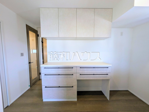 モデルハウス　カップボード　【武蔵村山市大南１丁目】　建売住宅では珍しいキッチン同面材のカップボードが標準装備。