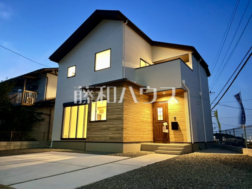 昼夜により表情を変え、魅せる事を追求した重厚感ある外観は、時代の流れに左右されないシックなカラートーンで雰囲気を演出。絶妙なコントラストで輝きを放ちます。