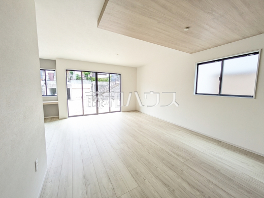 リビング　【福岡市早良区野芥６丁目】