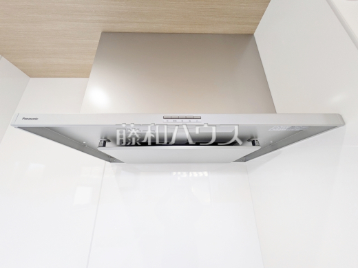 レンジフード　【日野市東豊田３丁目】　お手入れのしやすいレンジフードは見た目もスッキリしていて、料理時の油煙やニオイを効率的に外に出せます。
