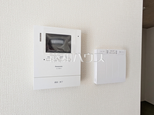 3号棟　TVモニター付インターフォン・床暖房リモコン　【三鷹市北野３丁目】　訪問者がひと目でわかるTVモニター付インターフォン・埃を巻き上げにくく、心地よい温かさで快適に過ごせる床暖房
