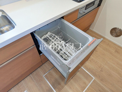 8号棟　食器洗浄乾燥機　【三鷹市北野３丁目】　ビルトイン食洗機は毎日の家事を軽減させてくれます。またワークトップも広々使え機能性も向上します。 
