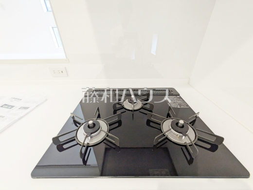 C号棟　3口ガスコンロは複数の調理を一度に行うことができます　【練馬区大泉町２丁目】