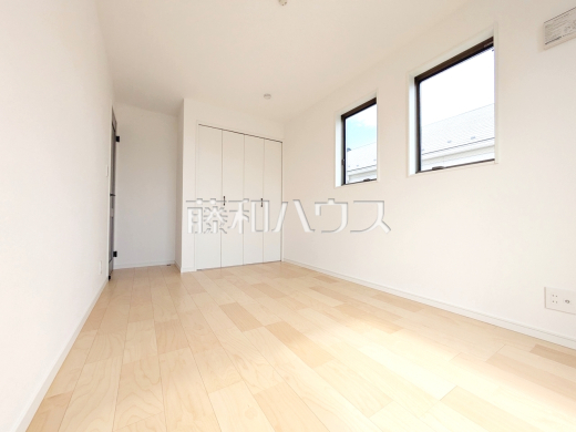 C号棟　居室にはクローゼットを完備し、家具を置くスペースが確保しやすい設計がされております。　【練馬区大泉町２丁目】