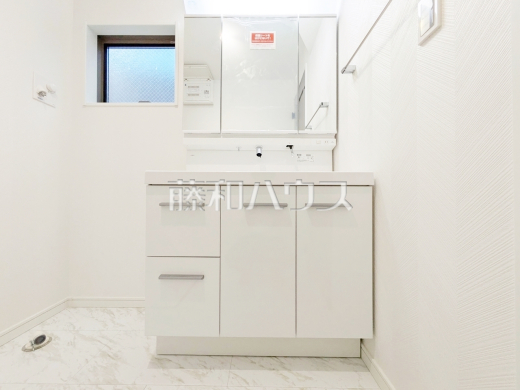 C号棟　洗面室には三面鏡付きの洗面台。鏡の裏にも収納があり、歯ブラシや化粧品等もすっきり収納できて朝の準備がスムーズです　【練馬区大泉町２丁目】