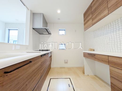 C号棟　使いやすくスタイリッシュなシステムキッチンには、毎日お使いになる方の視点が存分に活かされています。　【練馬区大泉町２丁目】