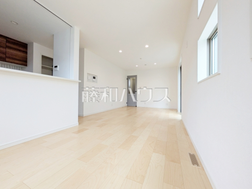 C号棟　対面キッチンを採用したリビングは明るく開放感を主として設計しました。　【練馬区大泉町２丁目】