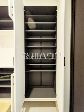 C号棟　玄関収納　【練馬区大泉町２丁目】