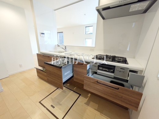 C号棟　スライド収納付きシステムキッチン。大きな鍋やフライパンの出し入れもスムーズです。　【練馬区大泉町２丁目】