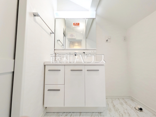 D号棟　洗面室には三面鏡付きの洗面台。鏡の裏にも収納があり、歯ブラシや化粧品等もすっきり収納できて朝の準備がスムーズです　【練馬区大泉町２丁目】