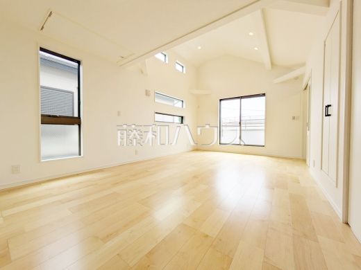 D号棟　採光溢れるリビングで、家族団らんのひと時をお過ごし下さい。　【練馬区大泉町２丁目】