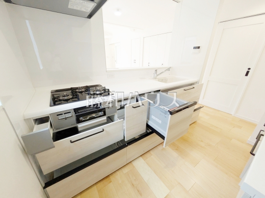 D号棟　 オールスライド収納のキッチンは、重たい物が入っていても楽々引き出せて収納しやすいです。【練馬区大泉町２丁目】