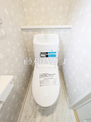 D号棟　模様付きの壁紙に棚もあるので収納にも困りません　【練馬区大泉町２丁目】