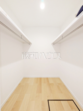 D号棟　ウォークインクローゼットがあるので、お洋服等がたくさん収納できて便利です。　【練馬区大泉町２丁目】