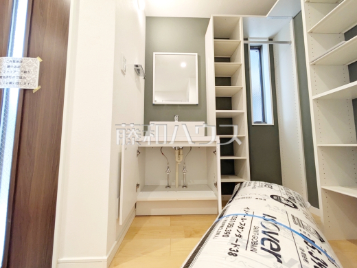 D号棟　シューズクローゼット　【練馬区大泉町２丁目】